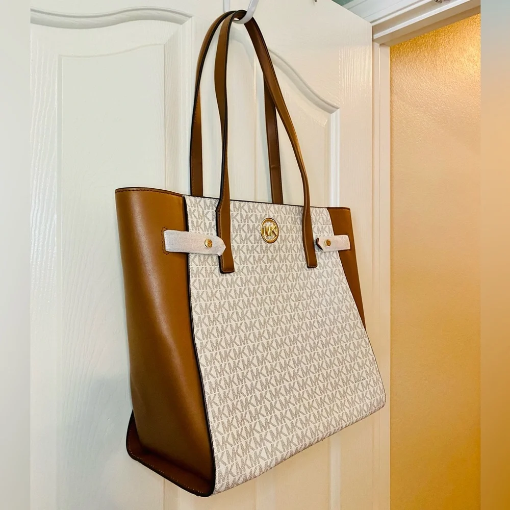 NEW! Michael Kors Vanilla MK Signature Large Carmen Logo Tote